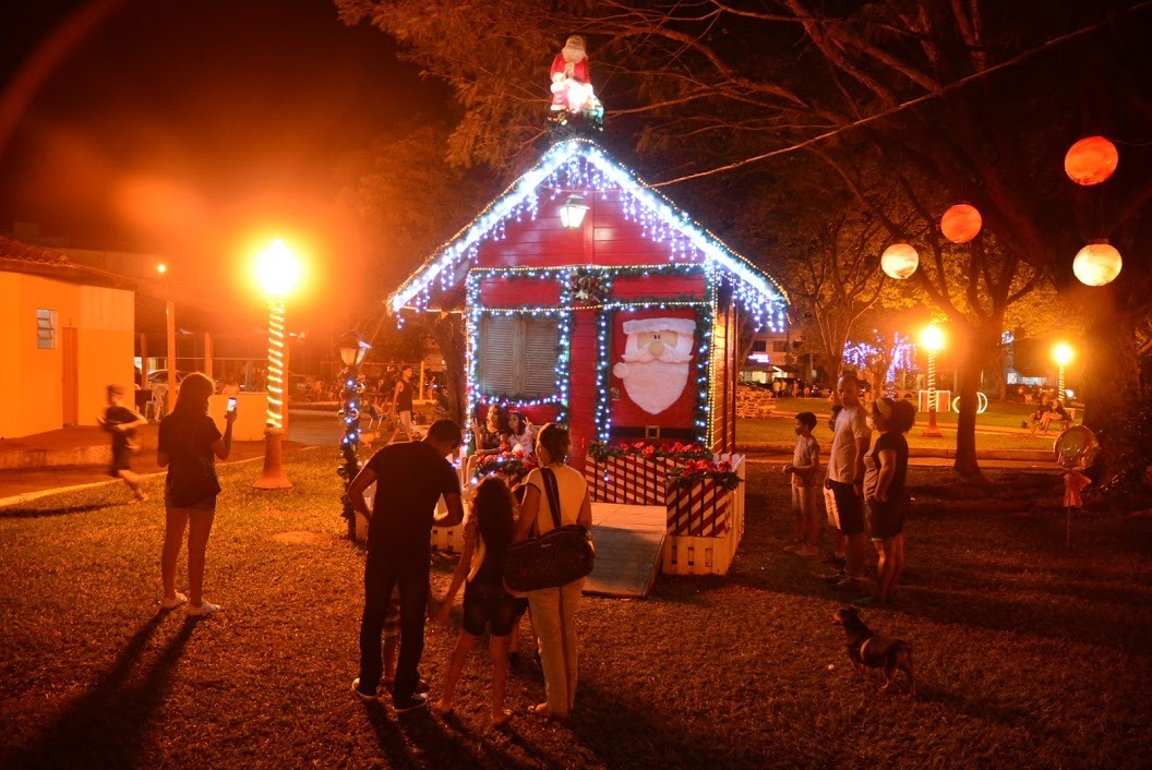 Decoração de Natal atrai famílias em praça de Vilhena para fotos e passeios - News Rondônia