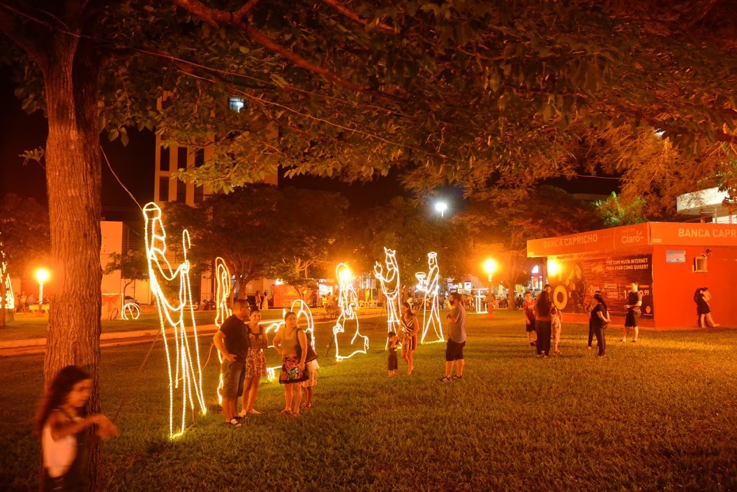 Decoração de Natal atrai famílias em praça de Vilhena para fotos e passeios - News Rondônia