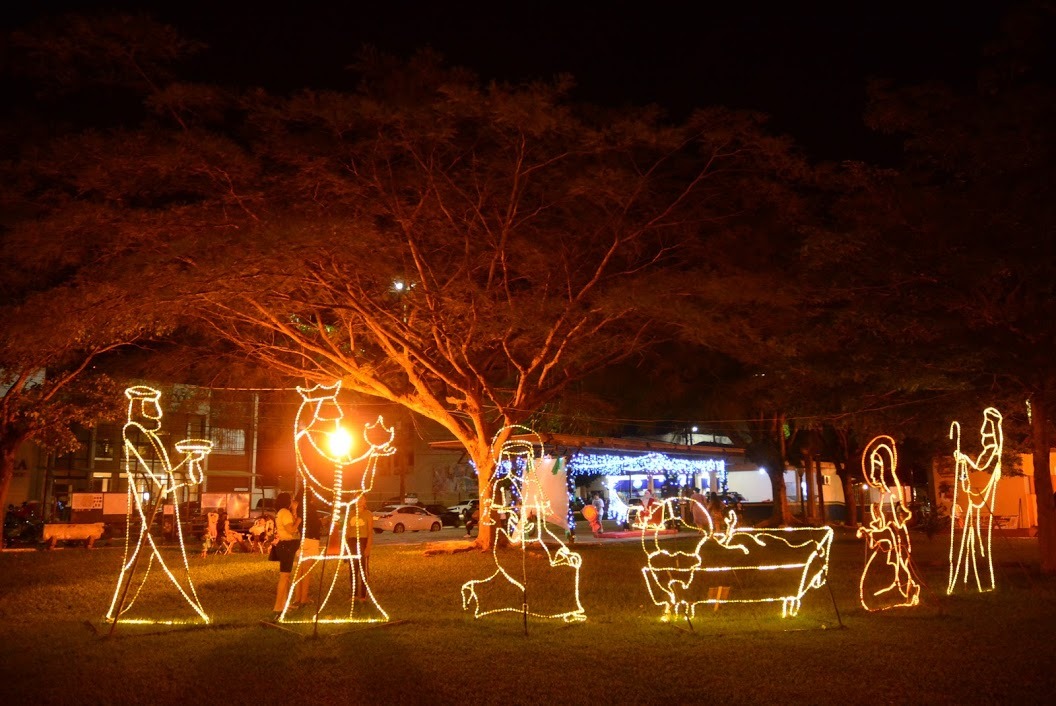 Decoração de Natal atrai famílias em praça de Vilhena para fotos e passeios - News Rondônia