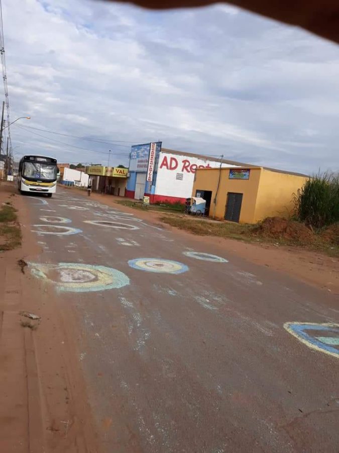 COPA NA LUA: MORADORES PINTAM BURACOS NAS ESTRADAS EM PROTESTO CONTRA PREFEITURA - News Rondônia