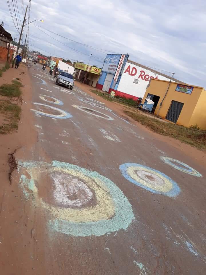 COPA NA LUA: MORADORES PINTAM BURACOS NAS ESTRADAS EM PROTESTO CONTRA PREFEITURA - News Rondônia