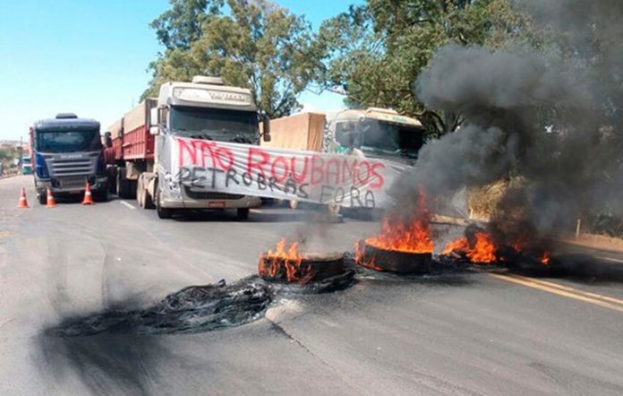 CAMINHONEIROS FECHAM ESTRADAS EM PROTESTO CONTRA ALTA NO COMBUSTÍVEL; ACRE PARTICIPA DE ATO - News Rondônia