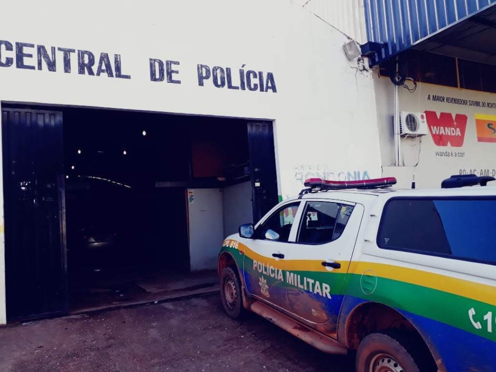 POR CONTA DO SUMIÇO DE CALCINHA, MULHER É ARRASTADA PELOS CABELOS E COLOCADA PARA FORA DE CASA - News Rondônia