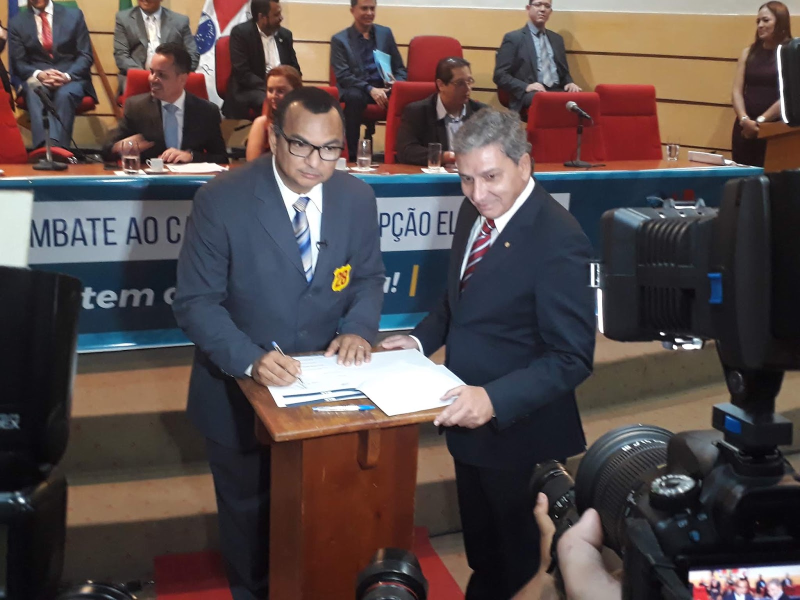 ELEIÇÕES 2018 - NA OAB, CORONEL CHARLON LANÇA DESAFIO A TODOS OS CANDIDATOS A ABRIREM MÃO DO FUNDO PARTIDÁRIO - News Rondônia