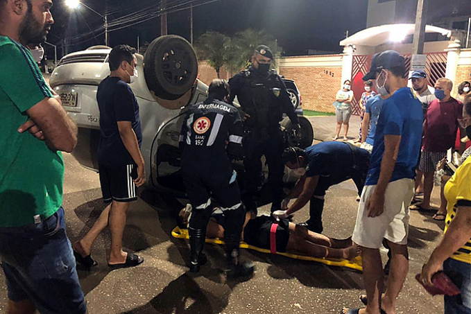 ATUALIZADA: Motorista é socorrido após capotamento de veículo - News Rondônia