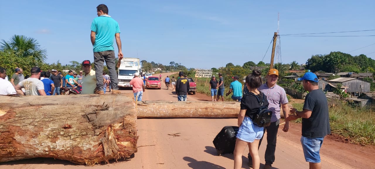 URGENTE: BR-364 é interditada no distrito de Vista Alegre do Abunã por trabalhadores contra ações do IBAMA - News Rondônia