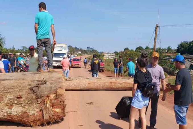 URGENTE: BR-364 é interditada no distrito de Vista Alegre do Abunã por trabalhadores contra ações do IBAMA - News Rondônia