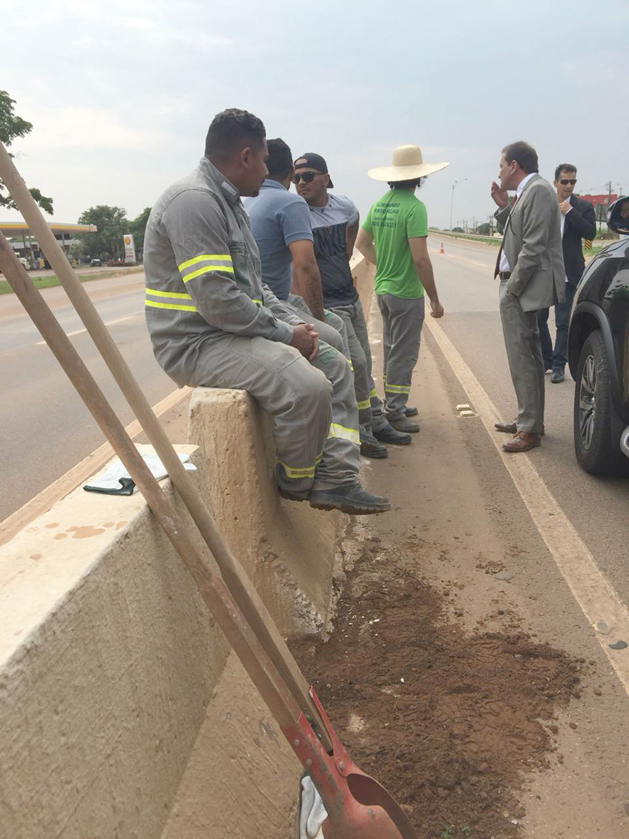 PREFEITO VISTORIA INSTALAÇÃO DE ILUMINAÇÃO PÚBLICA EM TRECHO NA BR-364 - News Rondônia