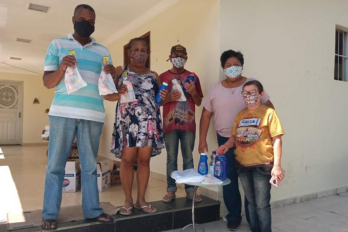 Sem trabalhos na pandemia, costureiras fazem agasalhos para doação - News Rondônia