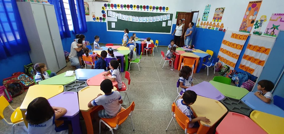 PREFEITURA COMEÇA A SUBSTITUIR TODAS AS CARTEIRAS E CADEIRAS DAS ESCOLAS DE ENSINO INFANTIL DE JARU - News Rondônia
