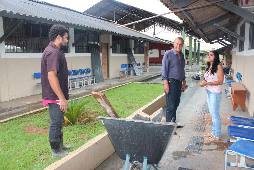 ADELINO FOLLADOR ACOMPANHA REFORMA DE ESCOLA EM ARIQUEMES - News Rondônia