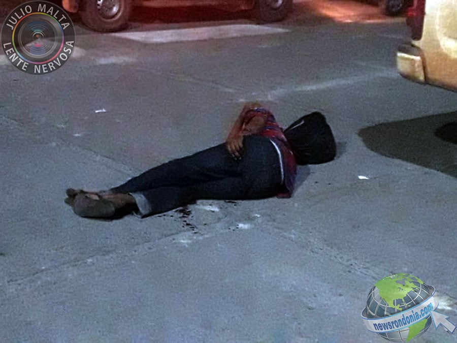 GRAVE  AGRESSOR QUASE DECEPA BRAÇO DE MORADOR DE RUA EM FRENTE À AGÊNCIA BANCÁRIA - News Rondônia