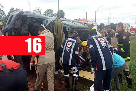 CAMINHONETE CAPOTA NA BR-364 EM FRENTE A UNIR E VÍTIMA FICA PRESA ÀS FERRAGENS - News Rondônia