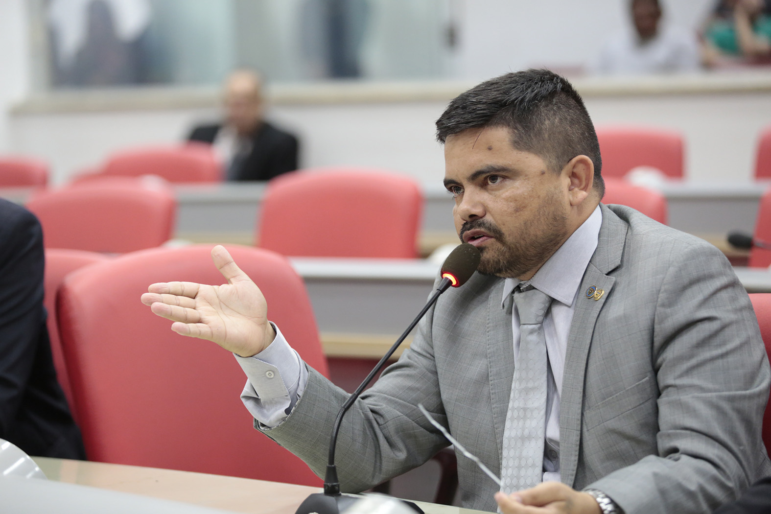 DEPUTADO JESUÍNO REQUER INFORMAÇÕES SOBRE PROJETOS DO EXECUTIVO - News Rondônia