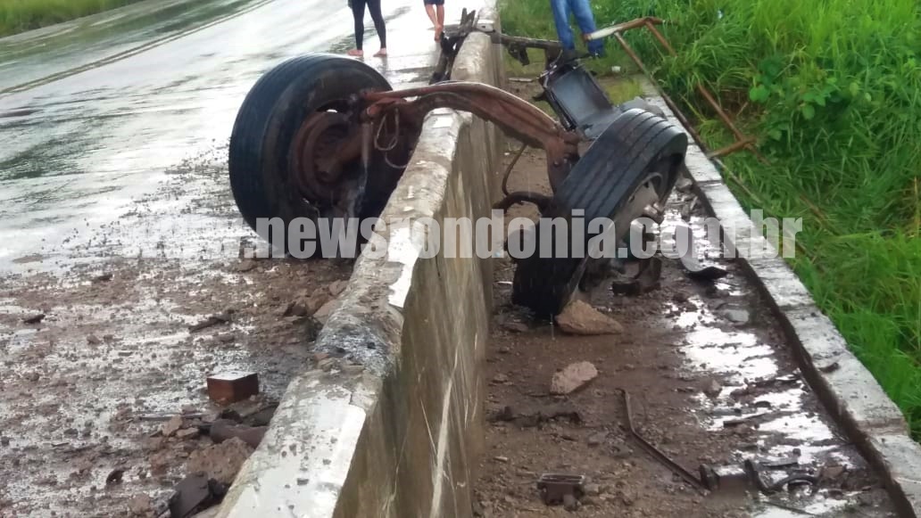 CAMINHÃO FRIGORÍFICO DA AVENORTE SOFRE ACIDENTE NA PONTE DO RIO JACUTINGA NA BR-364 - News Rondônia
