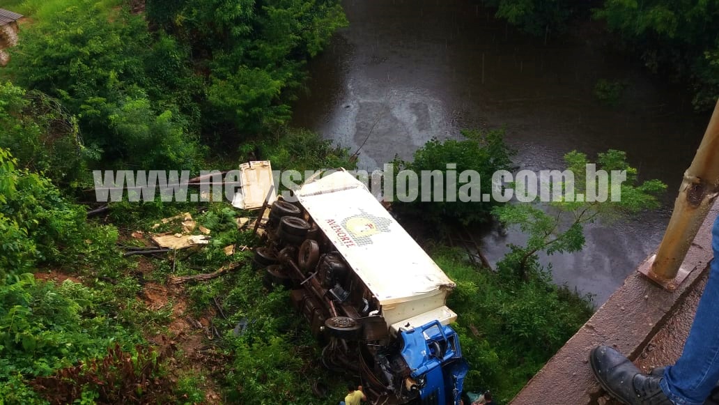 CAMINHÃO FRIGORÍFICO DA AVENORTE SOFRE ACIDENTE NA PONTE DO RIO JACUTINGA NA BR-364 - News Rondônia