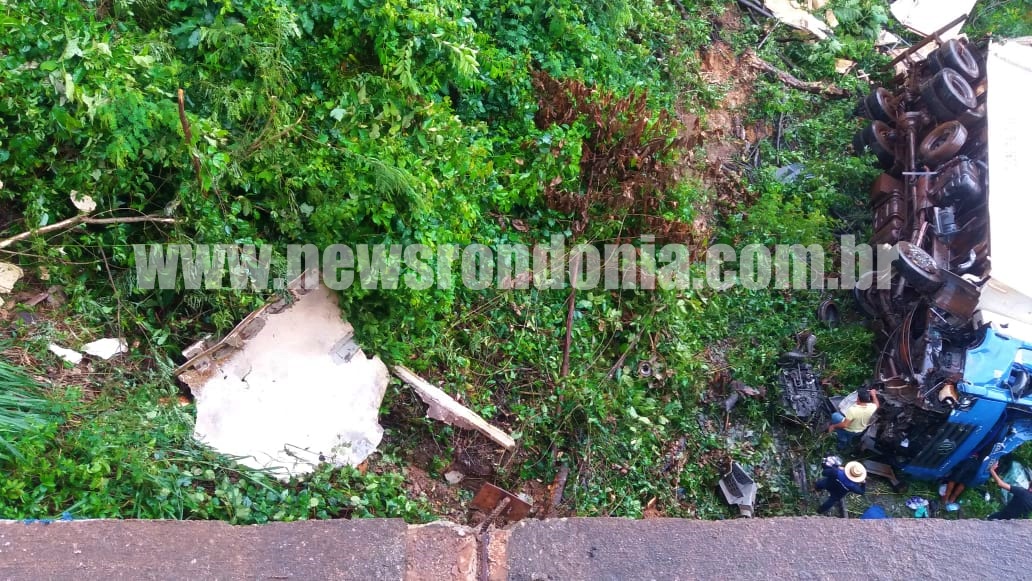 CAMINHÃO FRIGORÍFICO DA AVENORTE SOFRE ACIDENTE NA PONTE DO RIO JACUTINGA NA BR-364 - News Rondônia