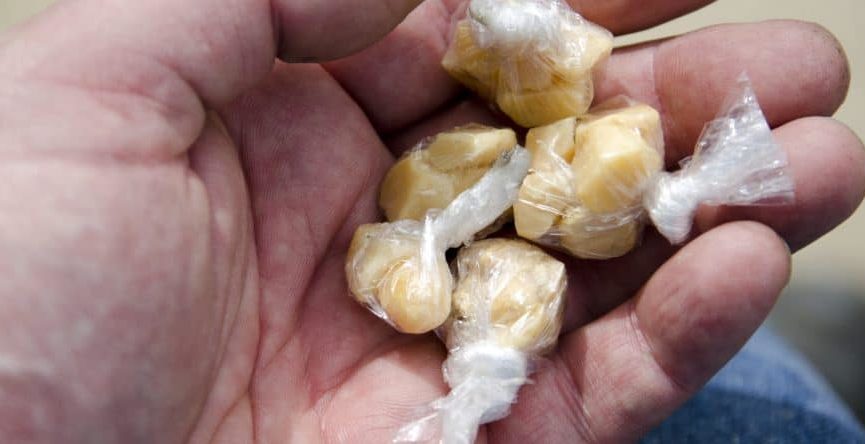 BEBÊ DE 11 MESES É INTERNADO APÓS COLOCAR PEDRA DE CRACK NA BOCA - News Rondônia