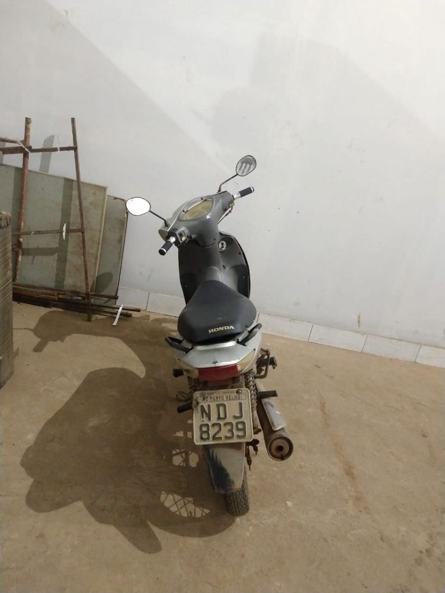 APÓS FUGA ALUCINADA, FORÇA TÁTICA DO 1°BPM PRENDE SUSPEITO COM MOTOCICLETA ROUBADA - News Rondônia
