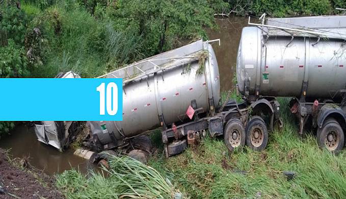 CONDUTOR DE CARRETA PERDE O CONTROLE, SAI DA PISTA E SOFRE ACIDENTE PRÓXIMO A CURVA DA MORTE - News Rondônia