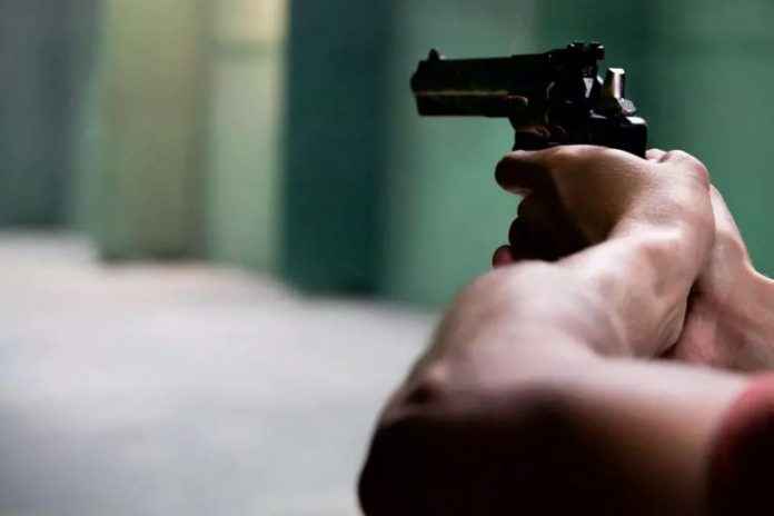 HOMEM MATA SUSPEITO DE ESTUPRAR SUA MULHER A TIROS - News Rondônia