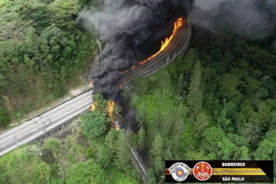 CAMINHÃO-TANQUE EXPLODE EM RODOVIA E MOTORISTA MORRE NA HORA - News Rondônia