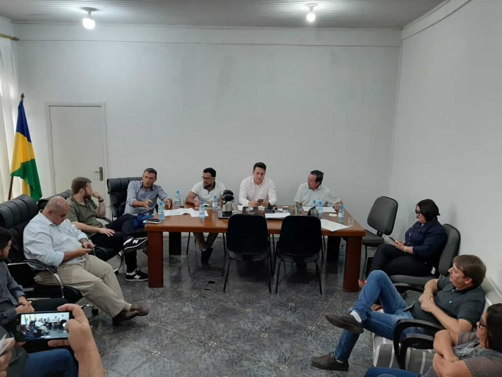FORA ENERGISA - REUNIÃO EM VILHENA FOI UM FIASCO E DIRETOR PRESIDENTE FOGE DA IMPRENSA COMO O DIABO FOGE DA CRUZ - News Rondônia