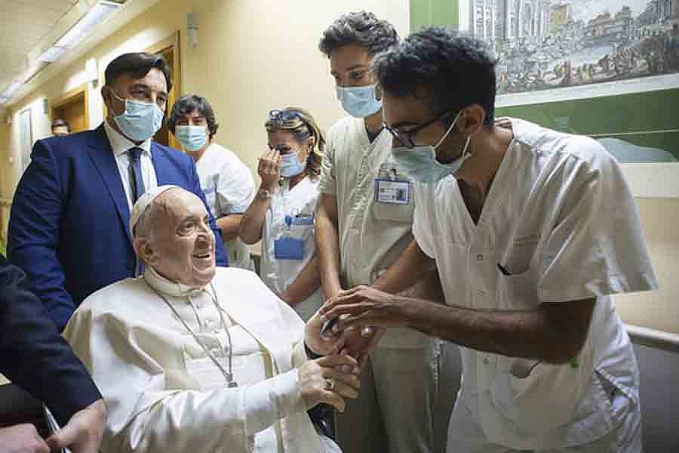 Papa Francisco deixa o hospital 10 dias após cirurgia - News Rondônia