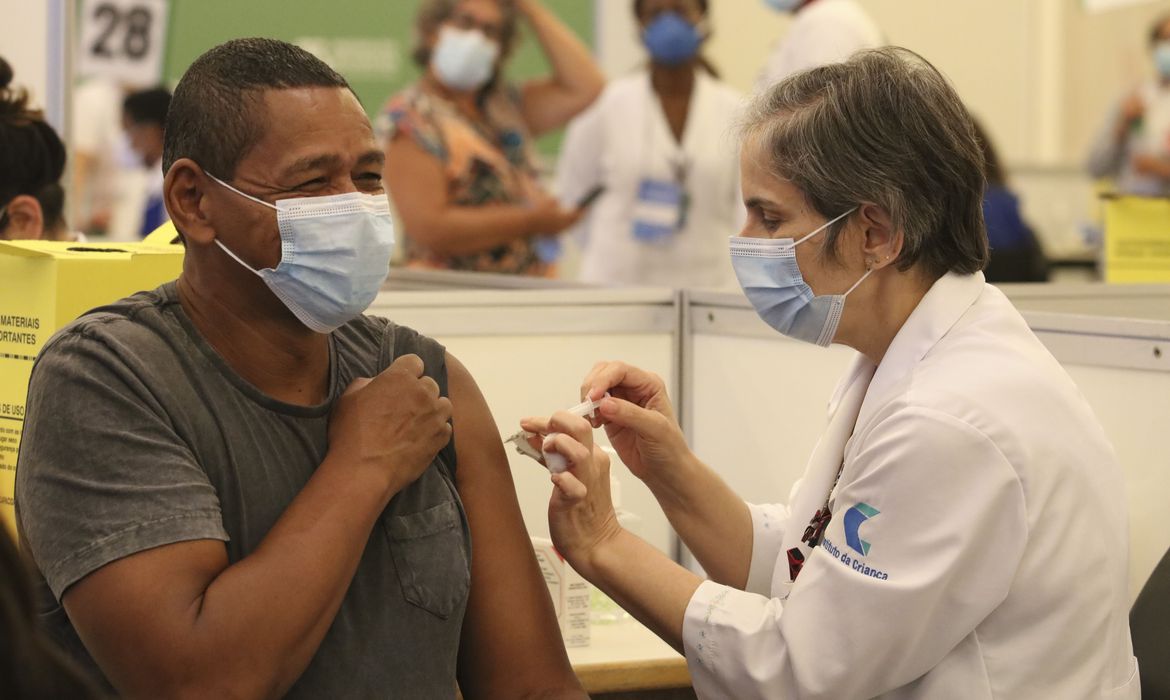 Brasil chega à marca de 100 milhões de doses de vacinas aplicadas - News Rondônia