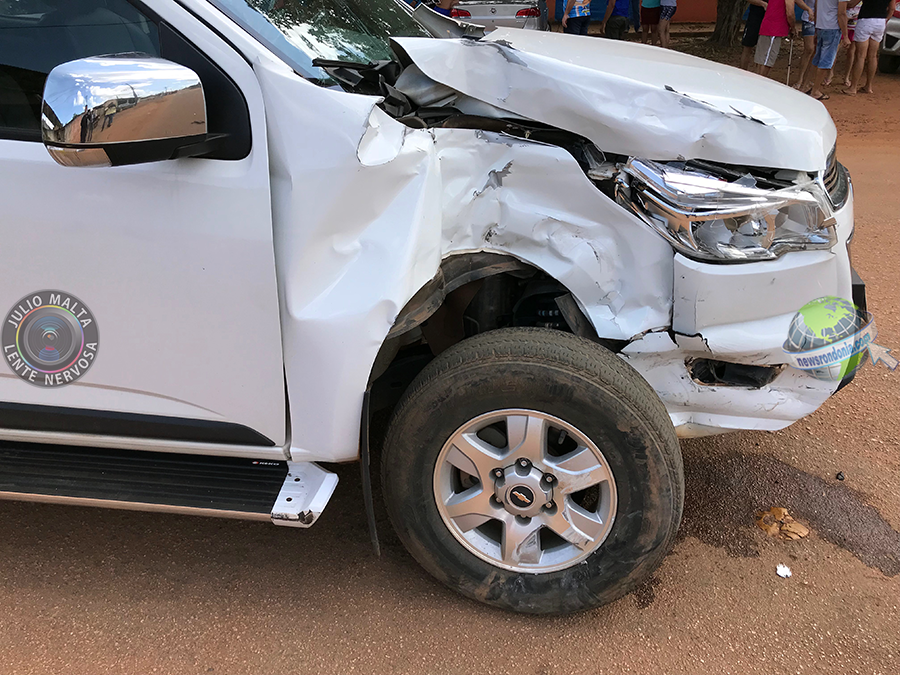 MOTORISTA DE CAMINHÃO DESTRÓI POSTE APÓS COLIDIR COM CAMINHONETE - FOTOS E VÍDEO - News Rondônia