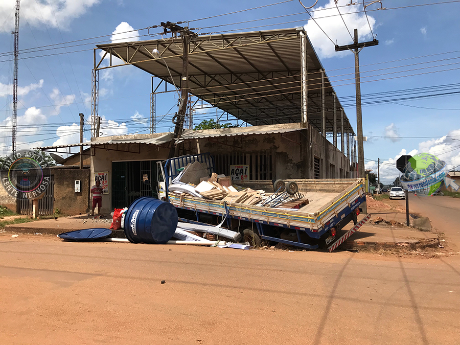 MOTORISTA DE CAMINHÃO DESTRÓI POSTE APÓS COLIDIR COM CAMINHONETE - FOTOS E VÍDEO - News Rondônia