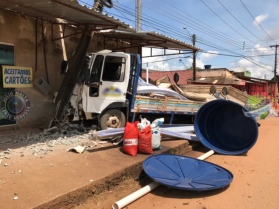 MOTORISTA DE CAMINHÃO DESTRÓI POSTE APÓS COLIDIR COM CAMINHONETE - FOTOS E VÍDEO - News Rondônia
