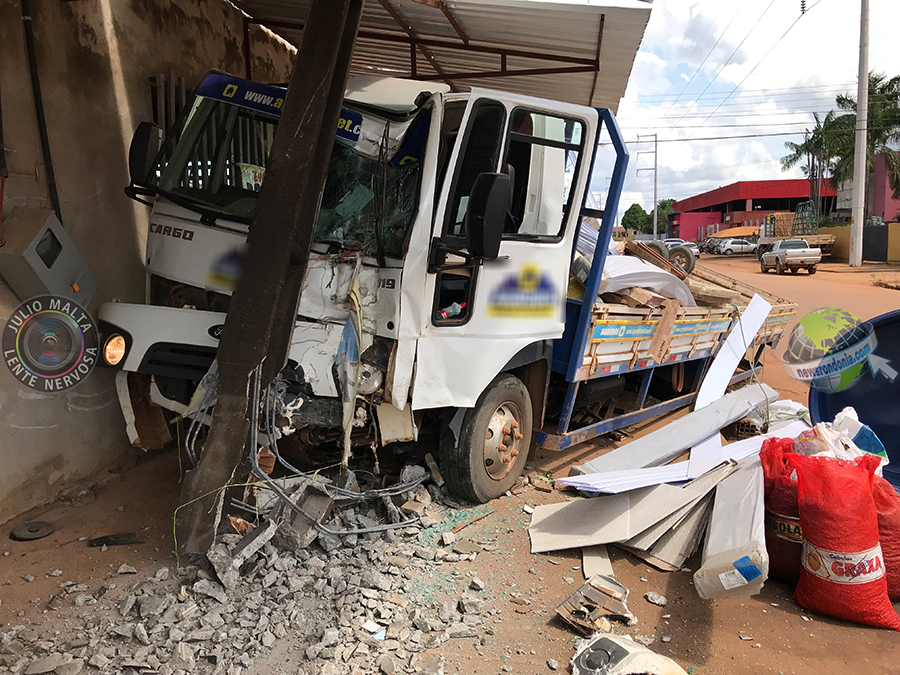 MOTORISTA DE CAMINHÃO DESTRÓI POSTE APÓS COLIDIR COM CAMINHONETE - FOTOS E VÍDEO - News Rondônia