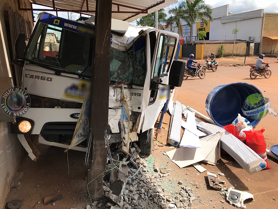 MOTORISTA DE CAMINHÃO DESTRÓI POSTE APÓS COLIDIR COM CAMINHONETE - FOTOS E VÍDEO - News Rondônia
