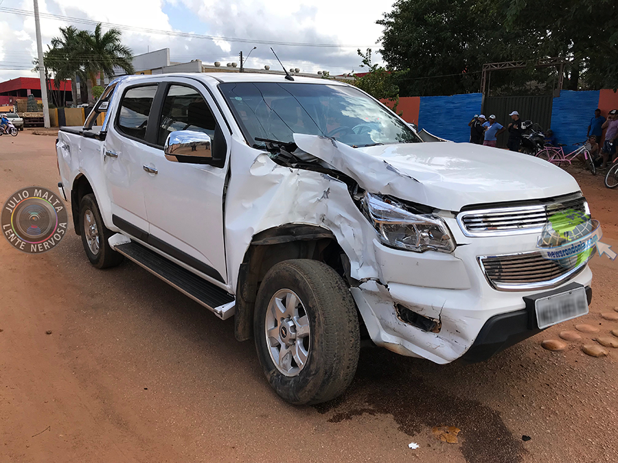 MOTORISTA DE CAMINHÃO DESTRÓI POSTE APÓS COLIDIR COM CAMINHONETE - FOTOS E VÍDEO - News Rondônia