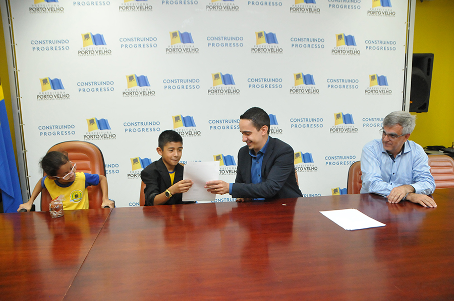 ALUNOS DA ESCOLA RAIMUNDO AUGUSTINHO DA SILVA VISITAM COMANDO GERAL DA PM, SECRETARIAS E PREFEITURA - News Rondônia
