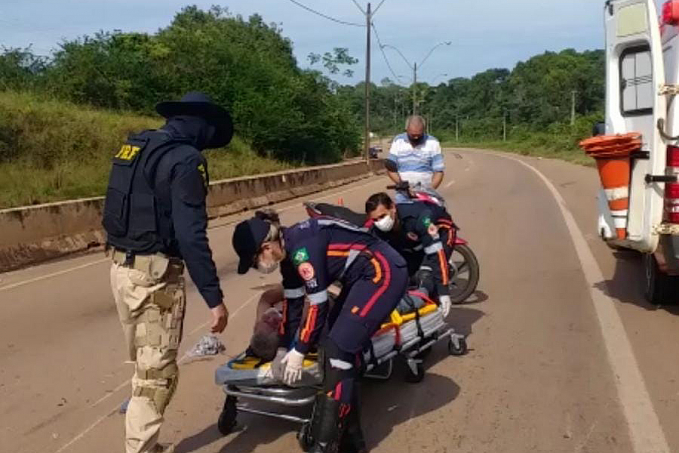 NA BR-364: Motociclista cai do veículo ao bater em buraco próximo à faculdade da capital - News Rondônia