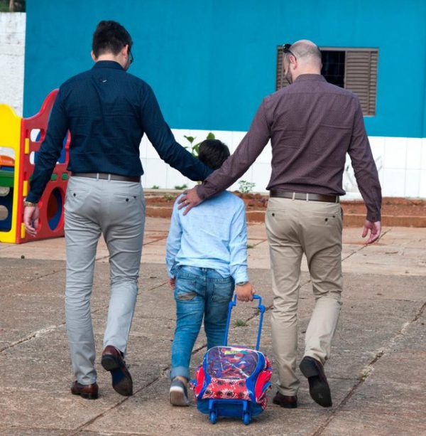 CASAL HOMOAFETIVO ADOTA MENINO DE OITO ANOS REJEITADO TRÊS VEZES - News Rondônia