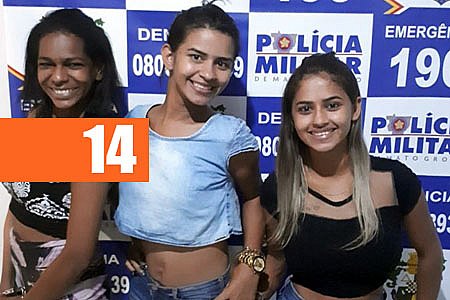 MODELOS DO TRÁFICO  GÊMEAS E AMIGA SÃO PRESAS E POSAM PARA FOTO NA DELEGACIA - News Rondônia