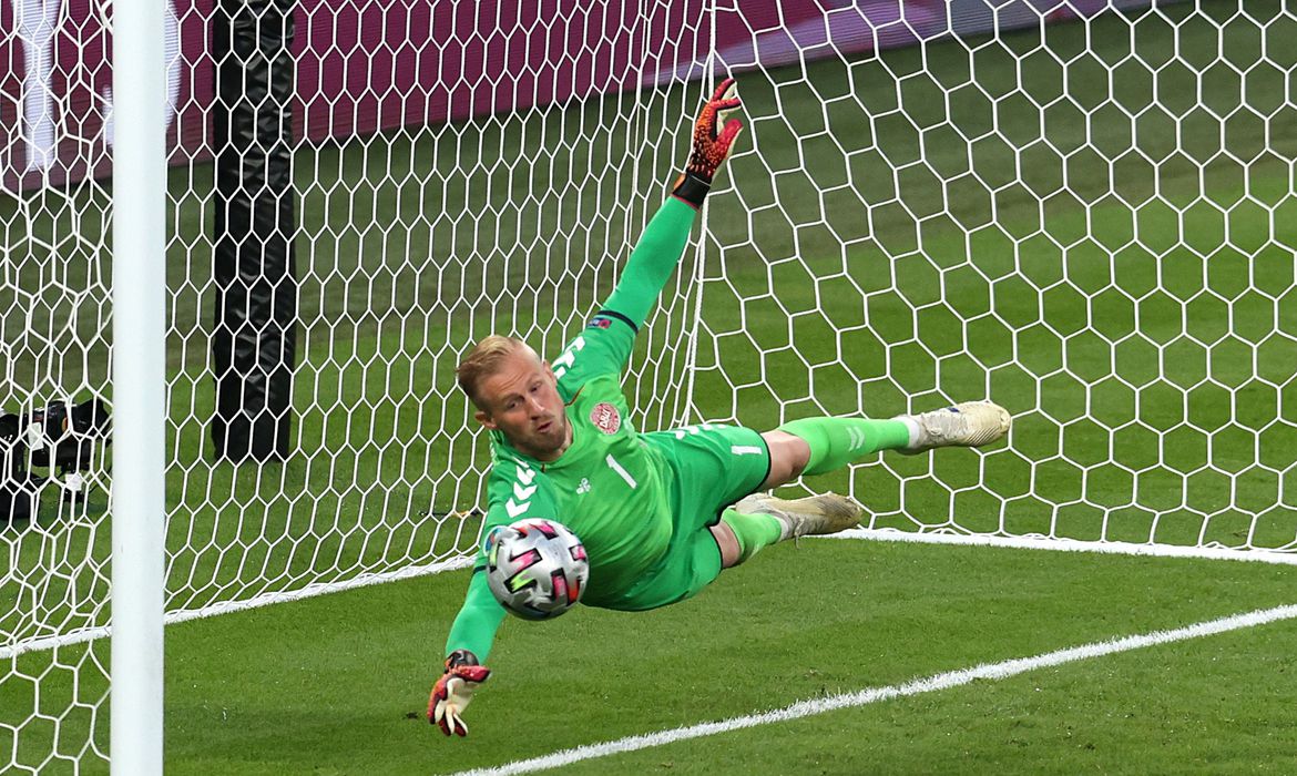 Uefa pode punir Inglaterra por uso de caneta laser contra Schmeichel - News Rondônia