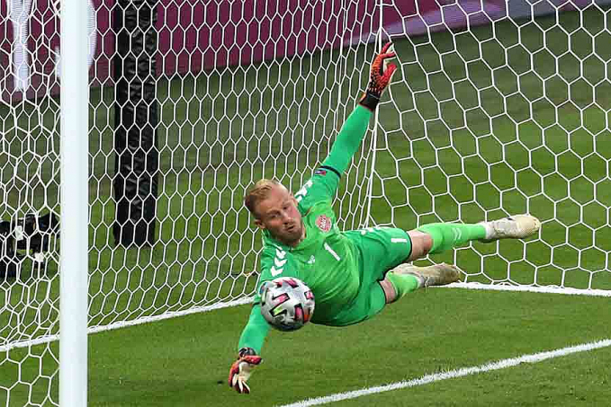 Uefa pode punir Inglaterra por uso de caneta laser contra Schmeichel - News Rondônia