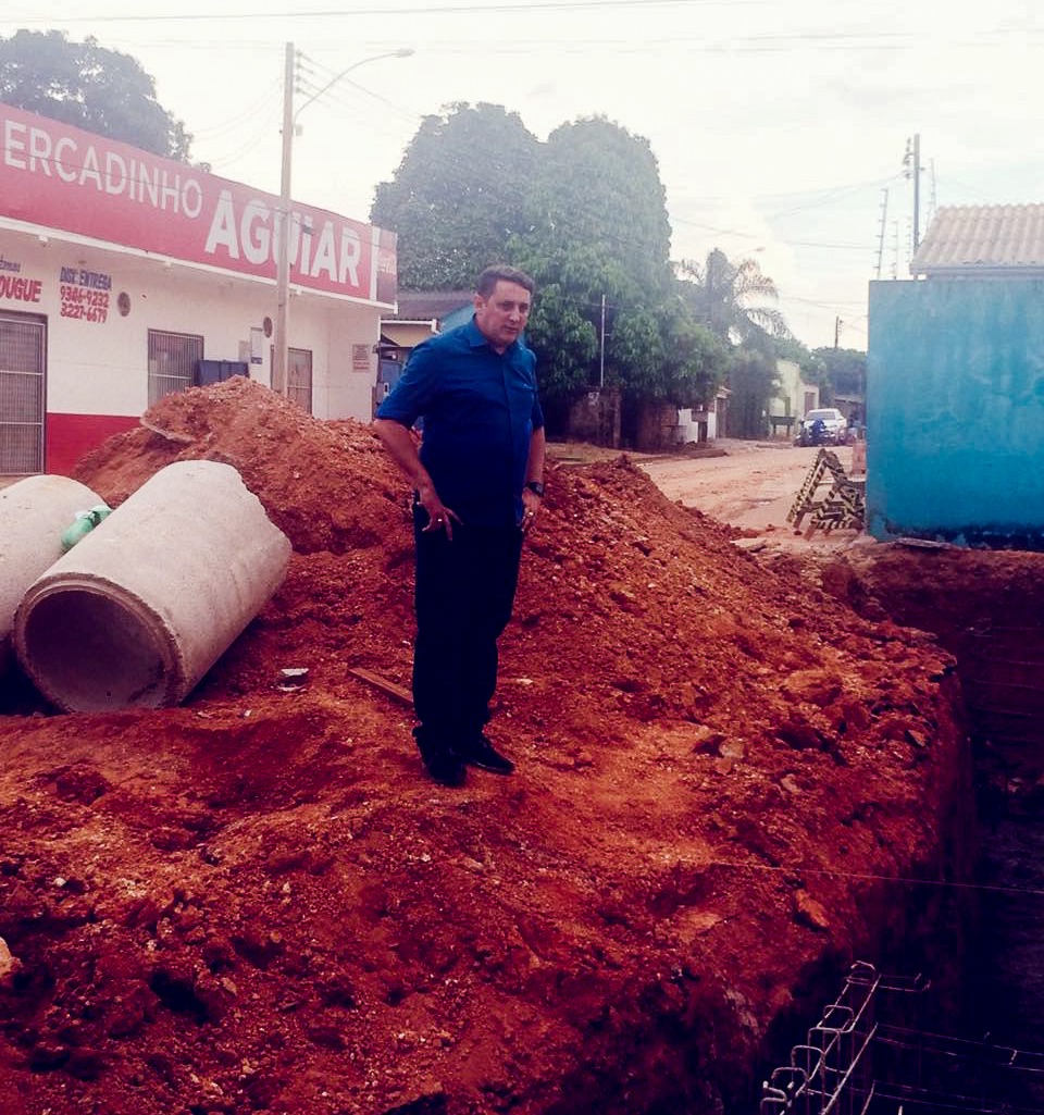 JÚNIOR CAVALCANTE ACOMPANHA A REALIZAÇÃO DO SERVIÇO DE DRENAGEM NO BAIRRO CONCEIÇÃO - News Rondônia
