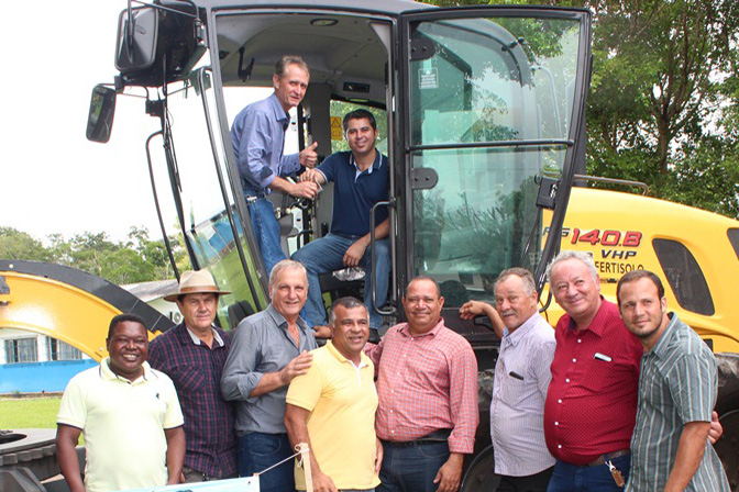ADELINO FOLLADOR PARTICIPA DE ENTREGA DE VEÍCULOS EM CACAULÂNDIA - News Rondônia