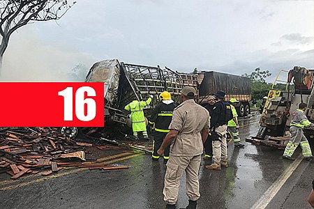 CAMINHÃO E CARRETA BATEM DE FRENTE, PEGAM FOGO E TRÊS PESSOAS MORREM CARBONIZADAS - News Rondônia