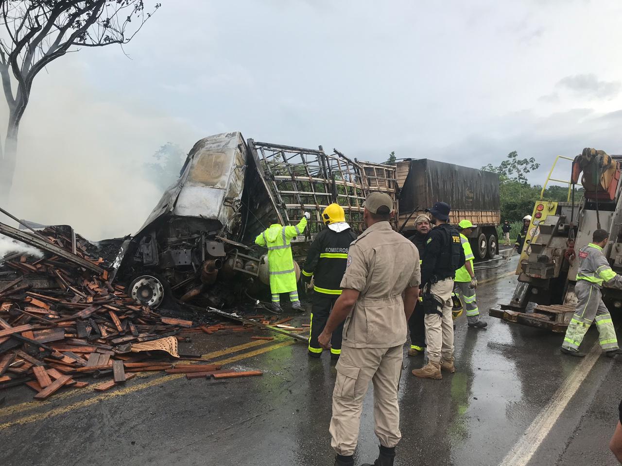 CAMINHÃO E CARRETA BATEM DE FRENTE, PEGAM FOGO E TRÊS PESSOAS MORREM CARBONIZADAS - News Rondônia