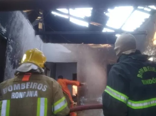 Casa pega fogo e criança de 4 anos morre carbonizada em Vilhena - News Rondônia