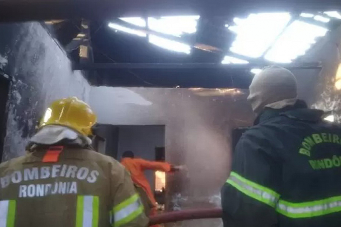 Casa pega fogo e criança de 4 anos morre carbonizada em Vilhena - News Rondônia