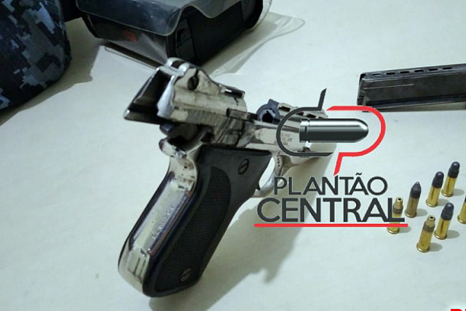 CASA CAIU - Força Tática prende dupla armada com pistola - News Rondônia
