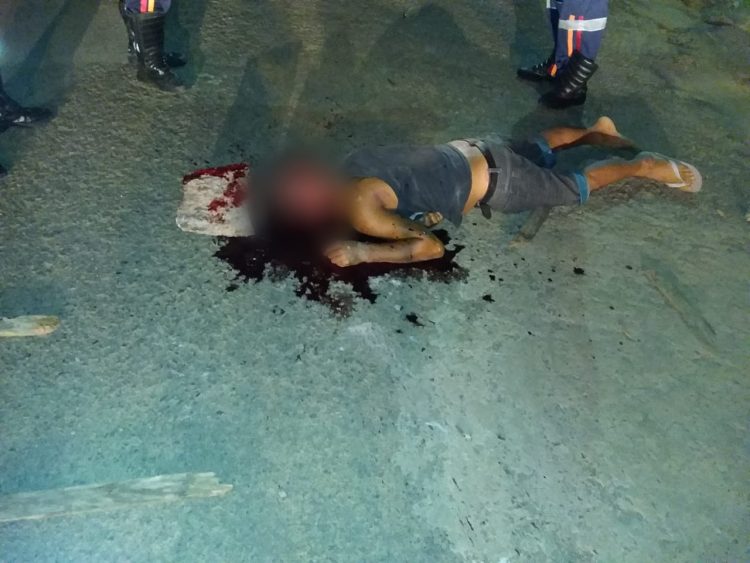 SEM PIEDADE: HOMEM TEM CABEÇA ESMAGADA A PEDRADAS POR DESAFETO - News Rondônia