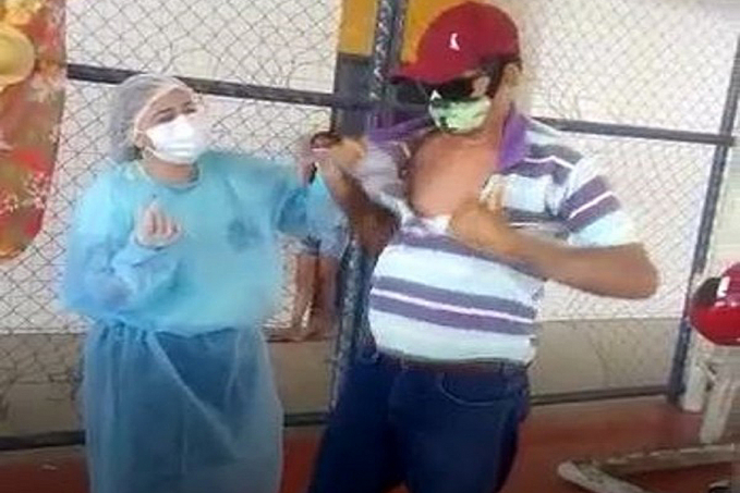 Com pressa em ser imunizado, agricultor rasga a camisa para receber vacina contra Covid - News Rondônia